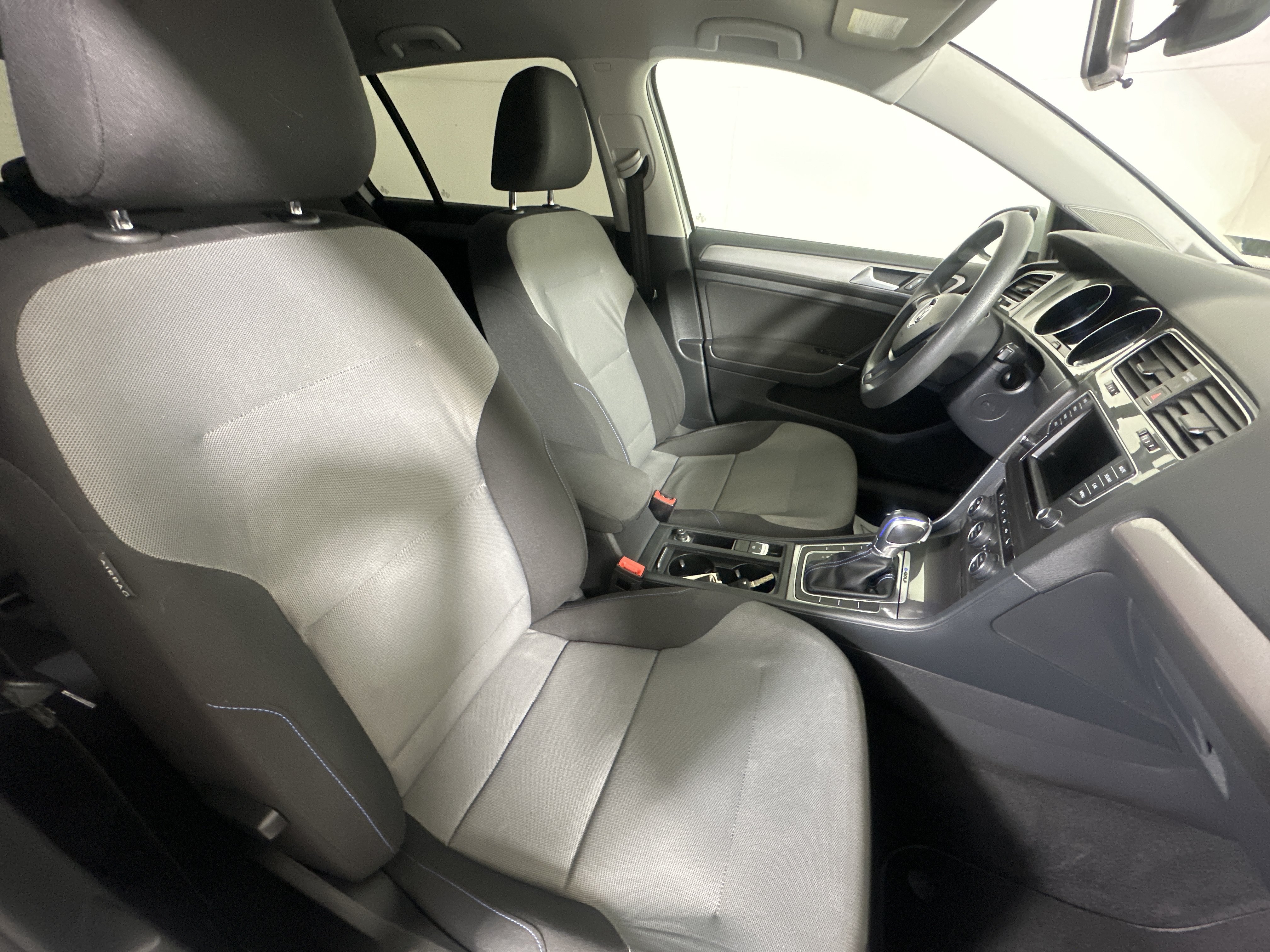 Used 2016 White Volkswagen SE image 22