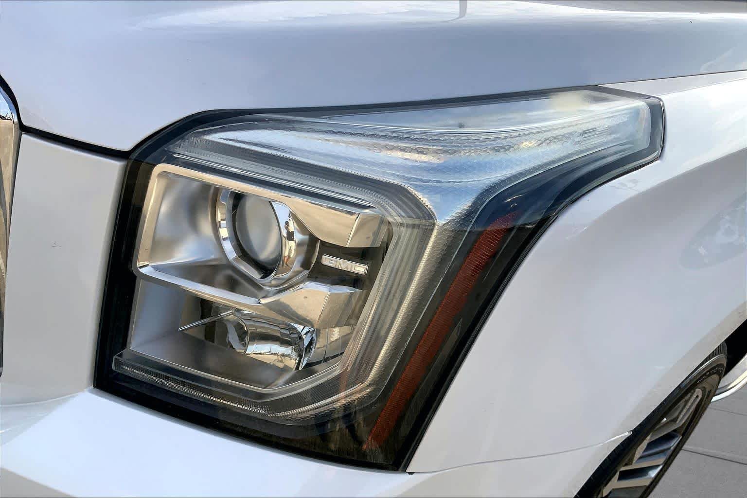 Used 2018 White Frost Tricoat GMC SLT image 28