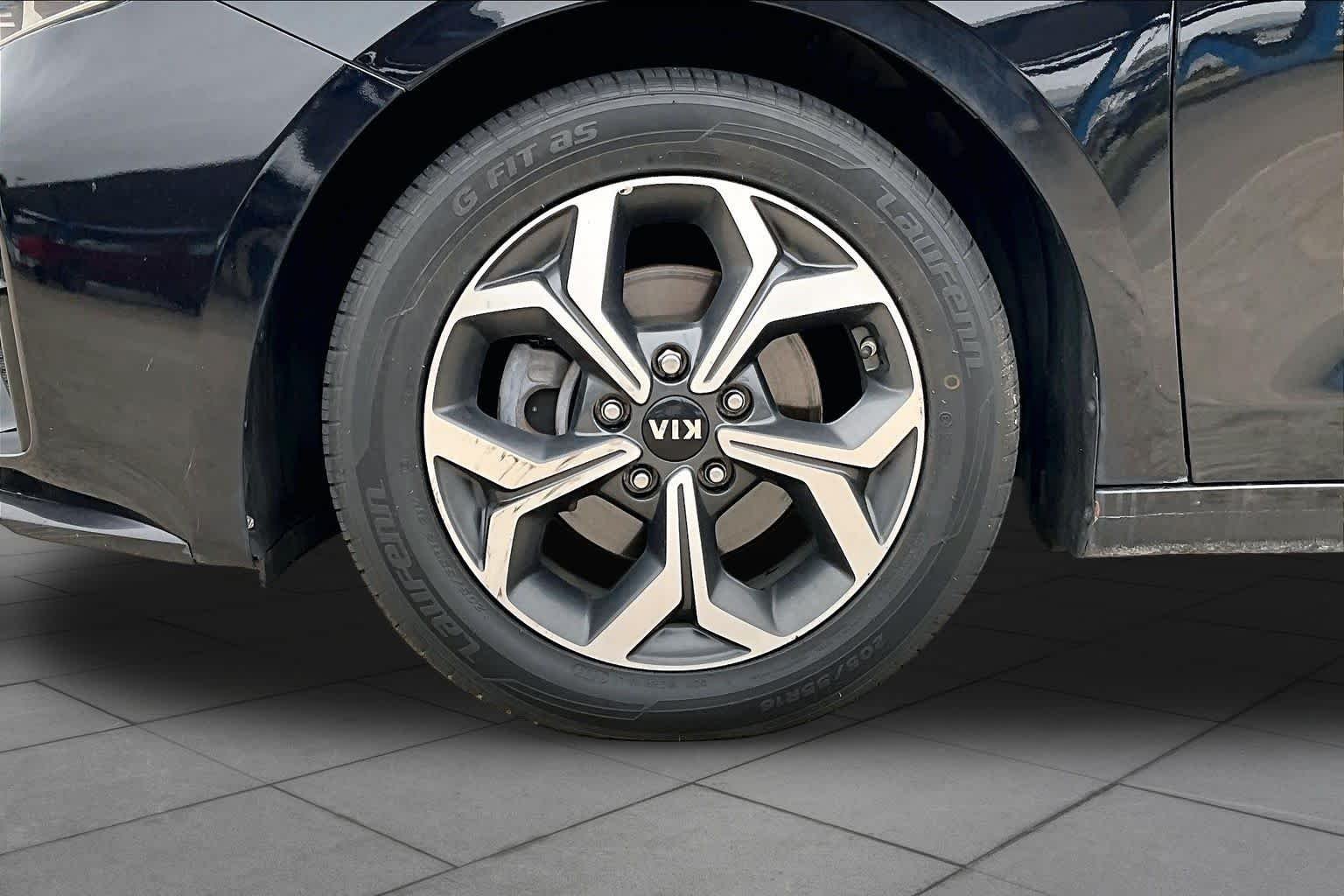 Used 2021 Aurora Black Kia LXS image 10