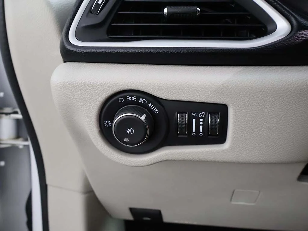 Used 2022 Bright White Clearcoat Chrysler Touring L image 38