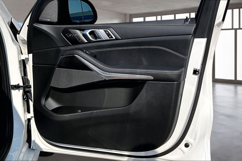Used 2025 White BMW M60i image 19