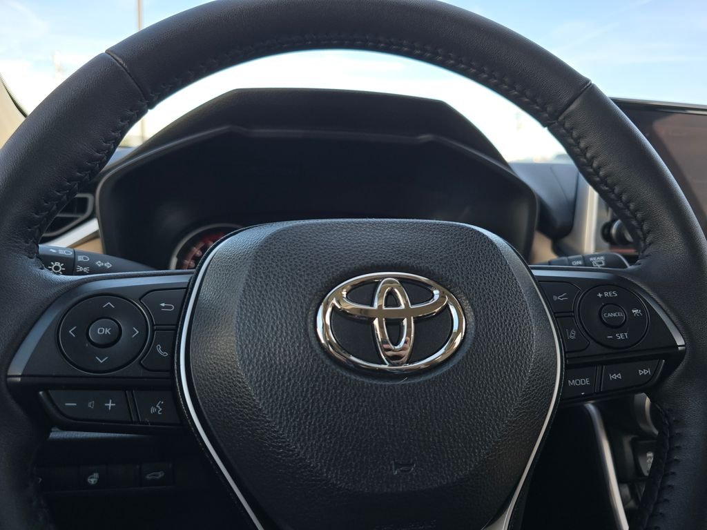 Used 2025 White Toyota XLE image 23