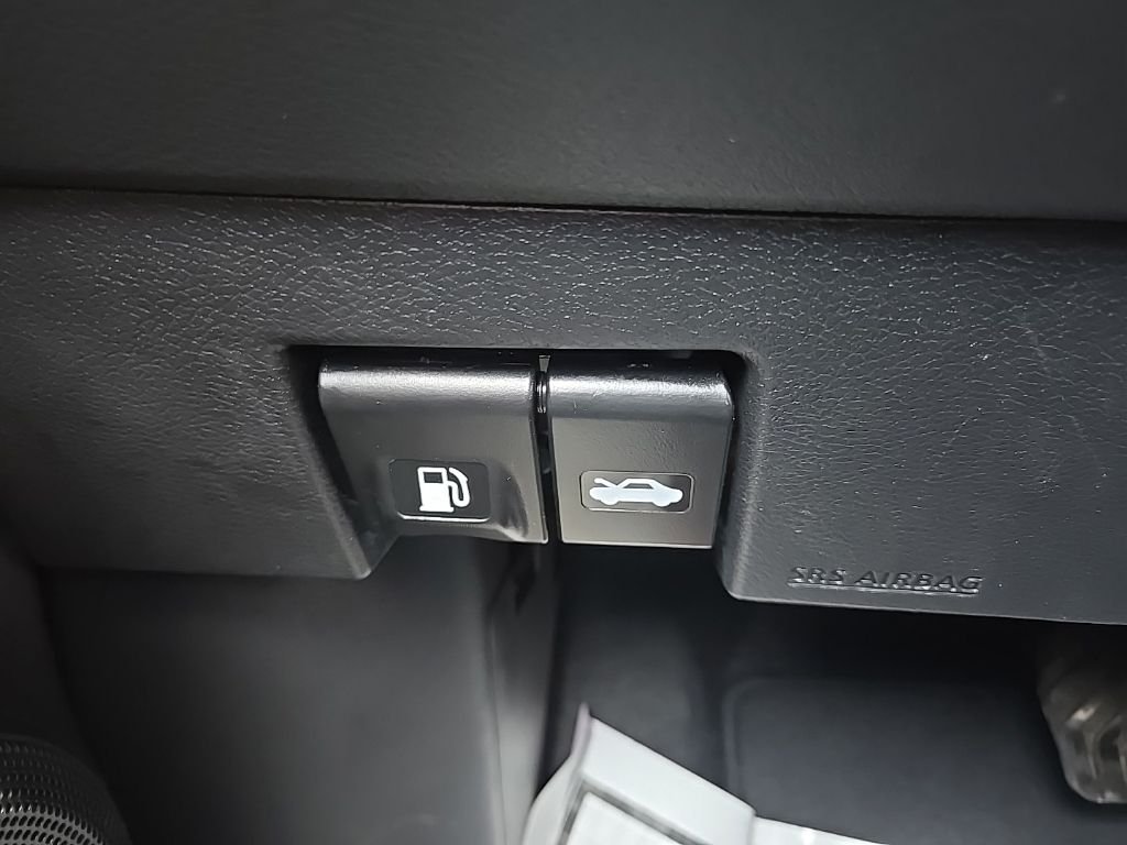 Used 2024 White Nissan SR image 46