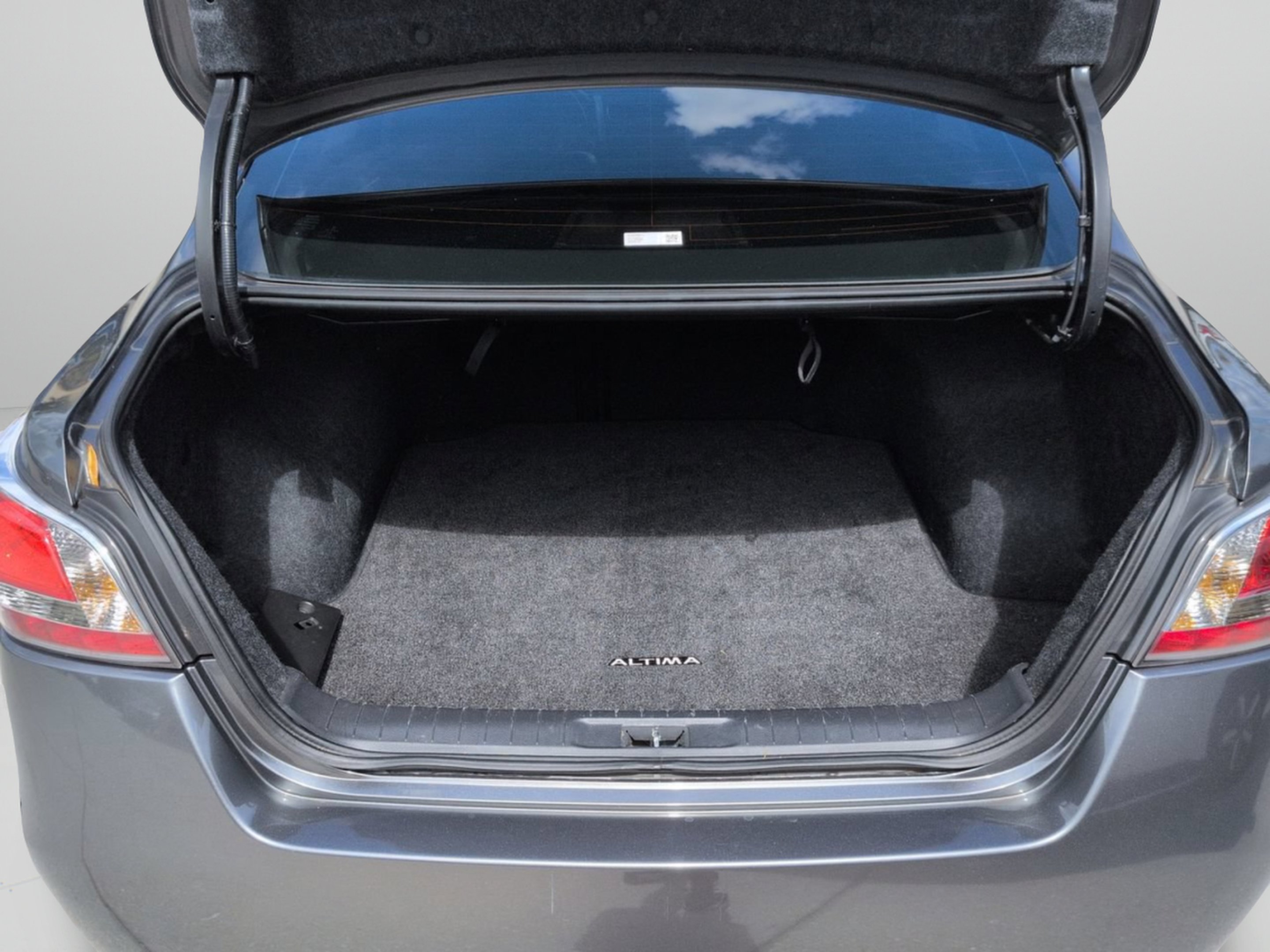 Used 2014 Gun Metallic Nissan 2.5 SL image 9