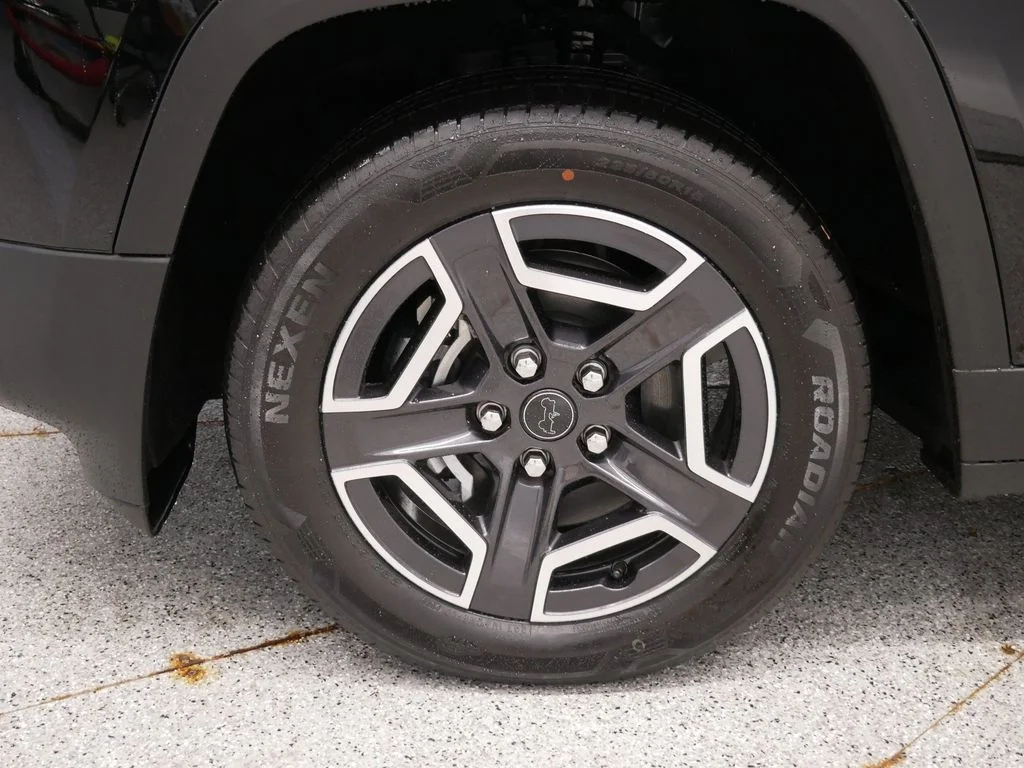 New 2026 Diamond Black Crystal Pearlcoat Jeep Limited image 10