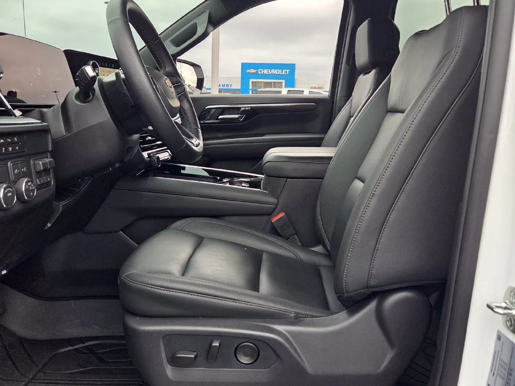 Used 2026 Summit White Chevrolet LT image 5