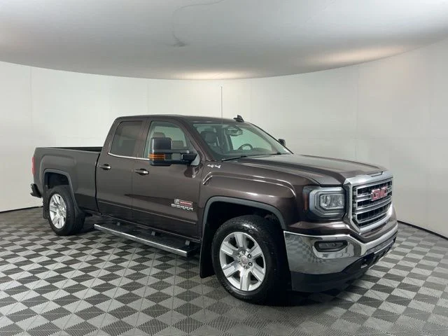 Used 2016  GMC SLE image 3