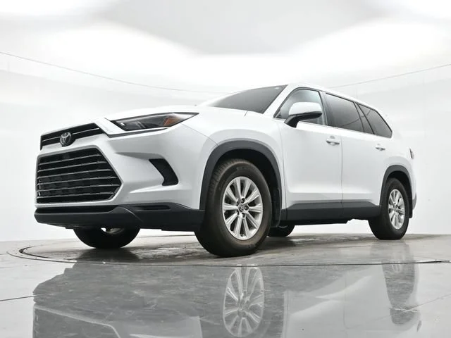 Used 2024 Wind Chill Pearl Toyota XLE image 11