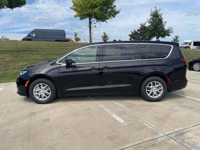 New 2026 Diamond Black Crystal Pearlcoat Chrysler Select image 2