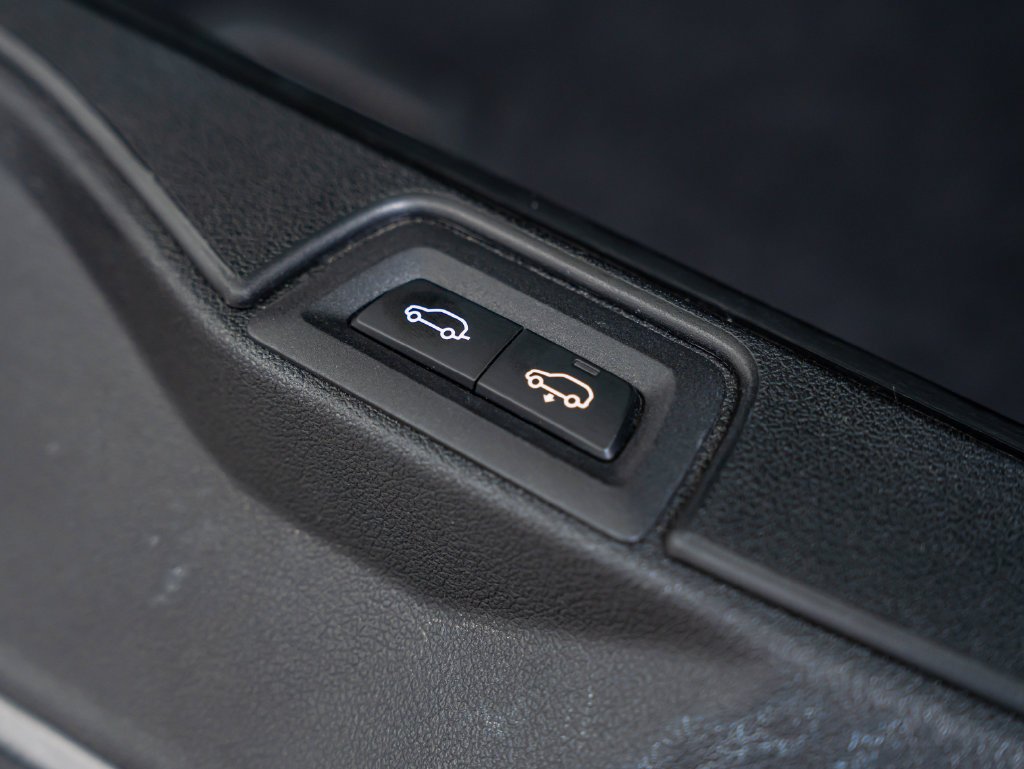 Used 2020 Black Sapphire Metallic BMW M50i image 23