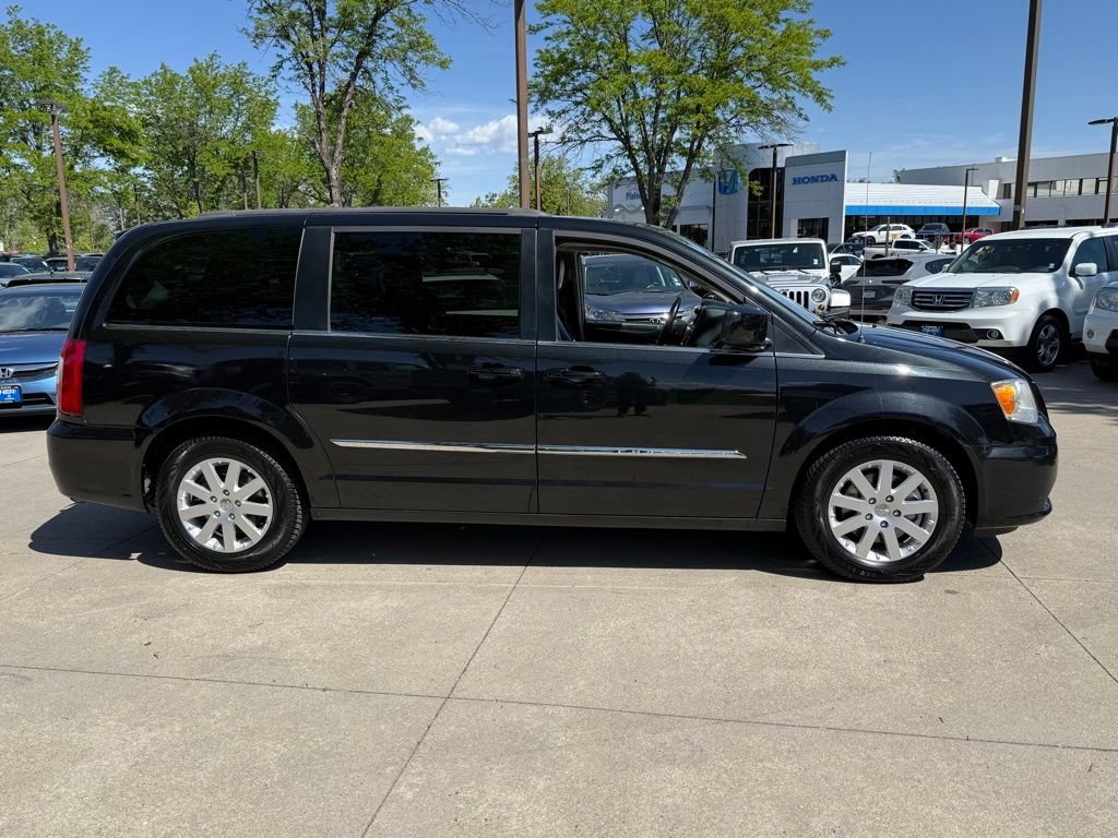 Used 2014 Brilliant Black Crystal Pearlcoat Chrysler Touring image 3