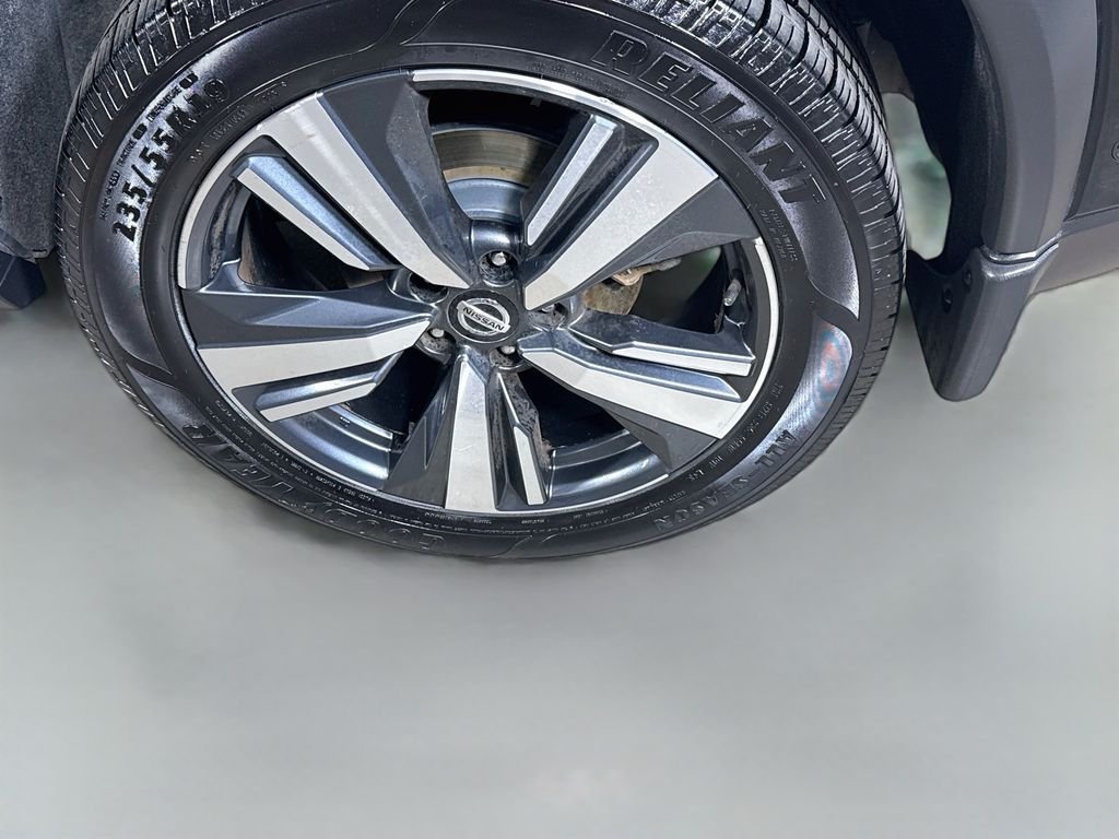 Used 2021 Super Black Nissan Platinum image 9