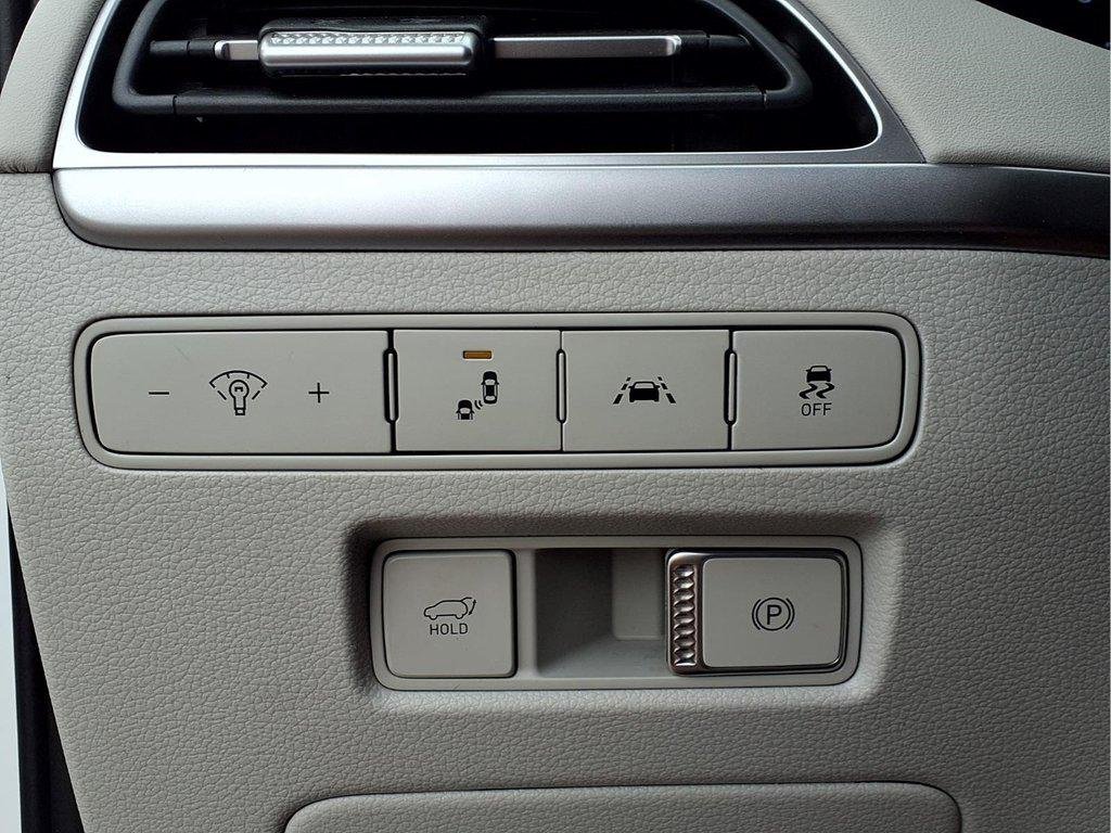 Used 2022 Hyper White Hyundai SEL image 21