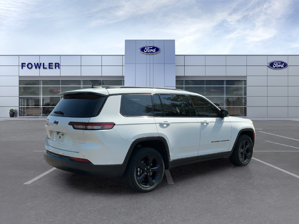 Used 2023 White Jeep Altitude image 5