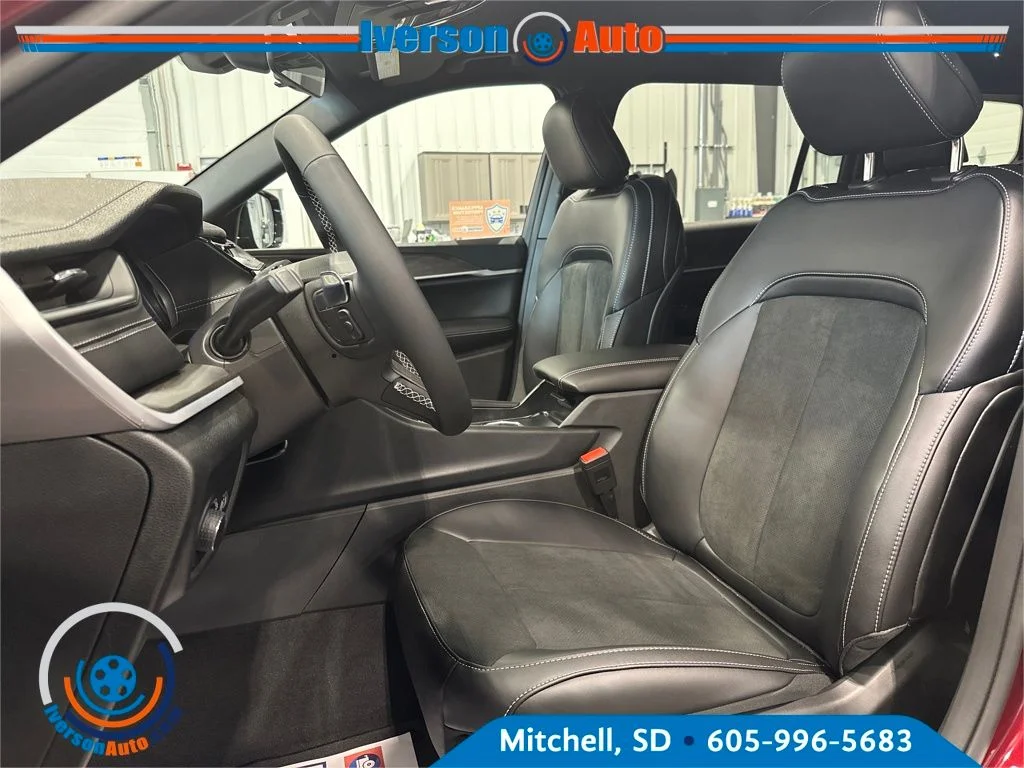 New 2026 Velvet Red Pearl-Coat Exterior Paint Jeep Laredo image 16