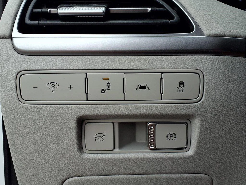 Used 2022 Hyper White Hyundai SEL image 21