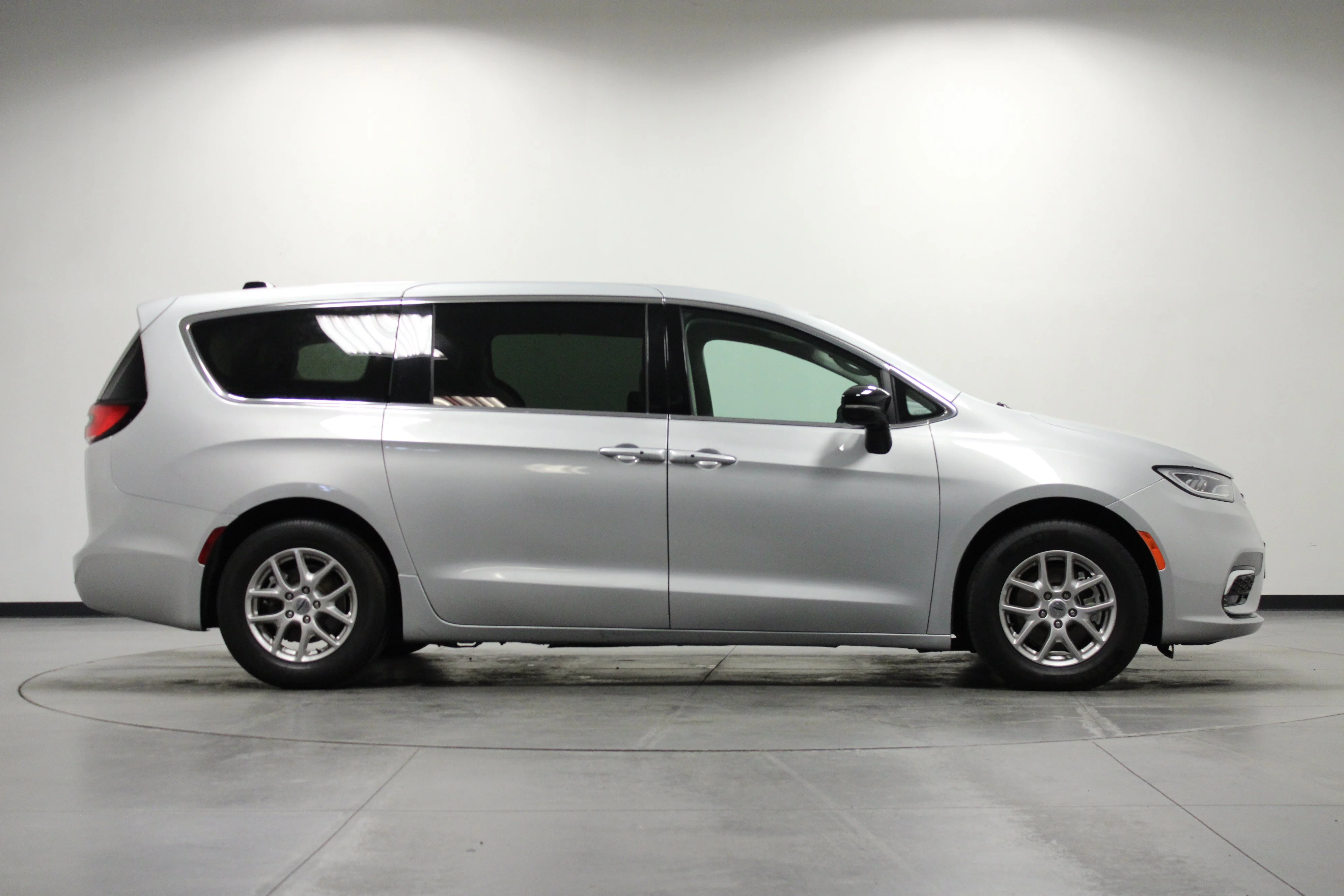 Used 2024 Silver Mist Clearcoat Chrysler Touring L image 3
