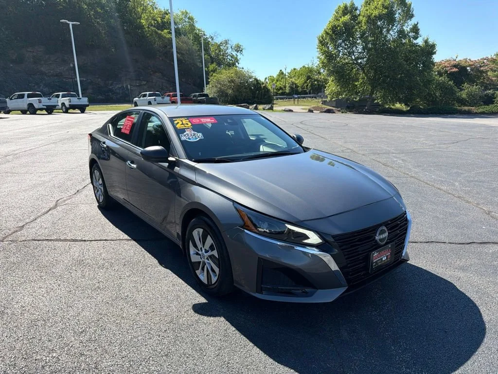Used 2025 Gray Nissan S image 1