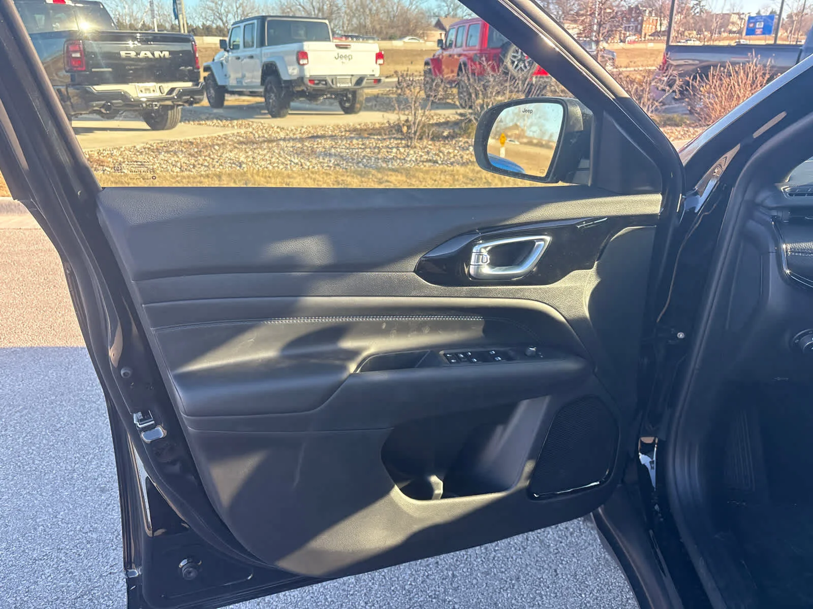 New 2026 Diamond Black Crystal Pearlcoat Jeep Latitude Altitude image 18