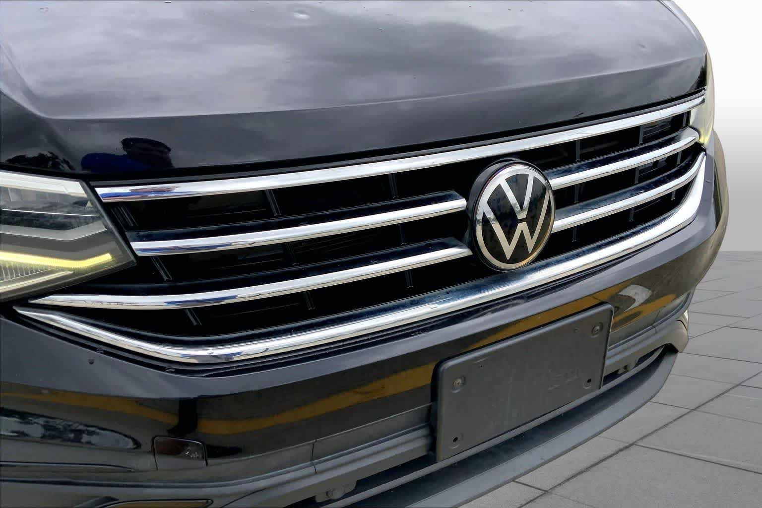Used 2022 Deep Black Pearl Volkswagen SE image 29