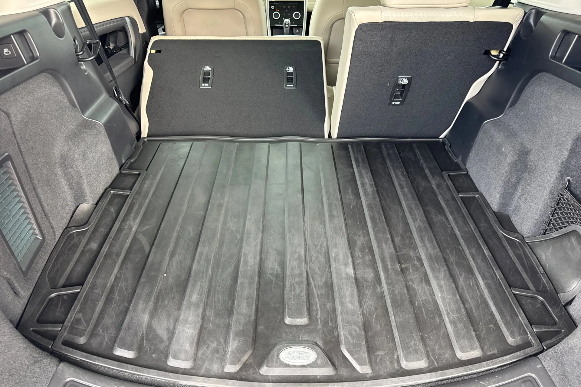 Used 2023 White Land Rover SE image 17