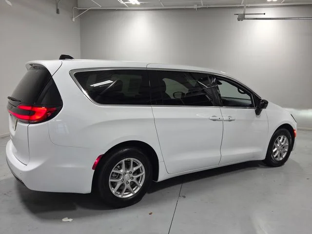 New 2027 Bright White Clear-Coat Exterior Paint Chrysler Select image 18