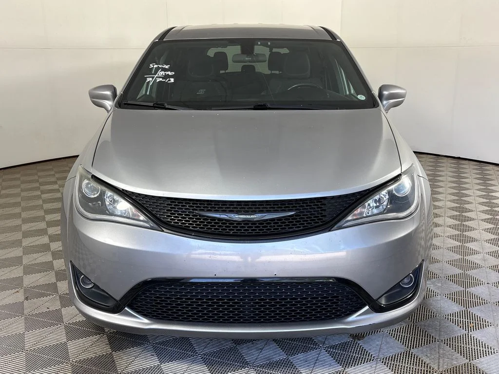 Used 2018 Silver Chrysler Touring Plus image 11