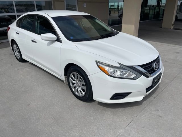 Used 2016 White Nissan 2.5 S image 2