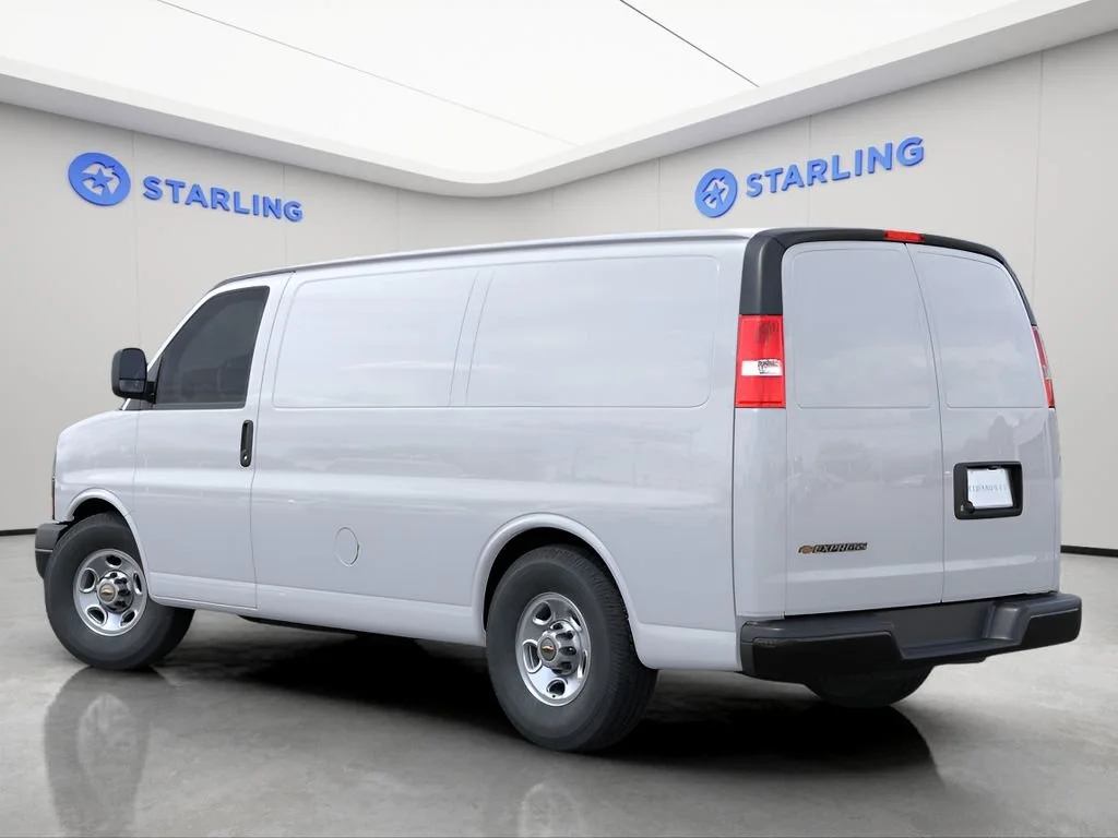 New 2025 Summit White Chevrolet 1WT image 4
