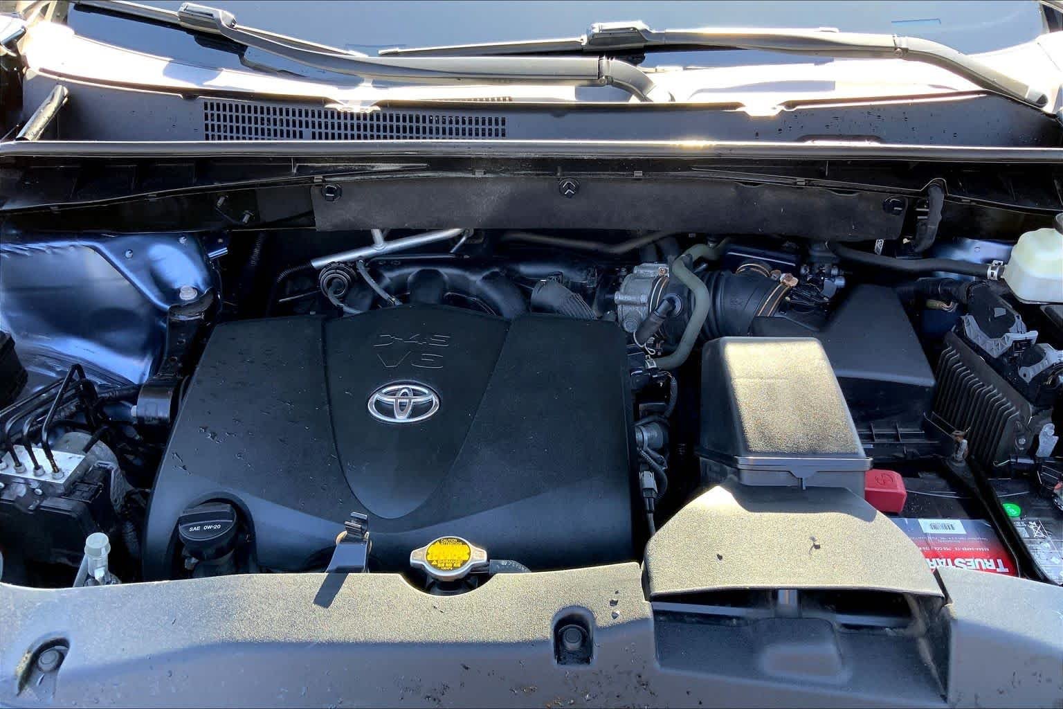 Used 2017 Shoreline Blue Pearl Toyota XLE image 32