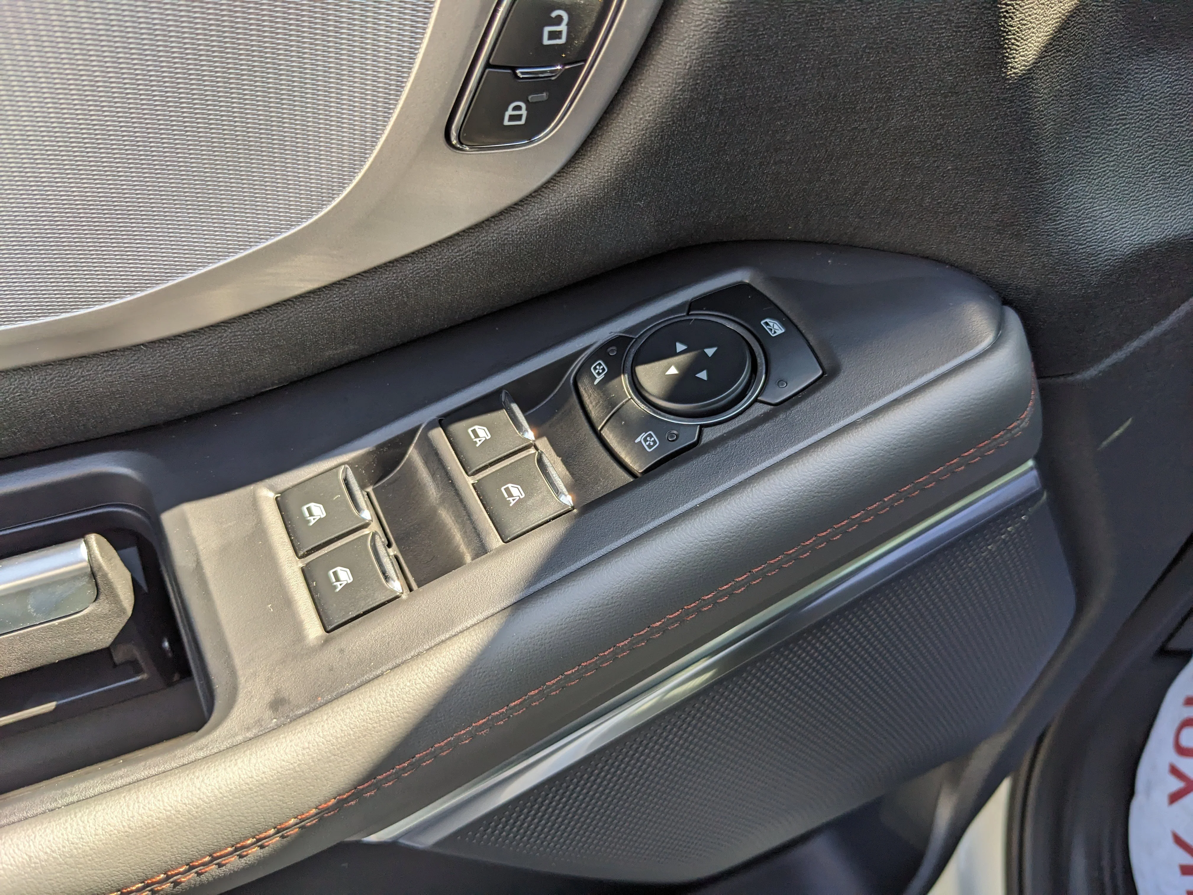 New 2025 Oxford White Ford Active MAX image 18
