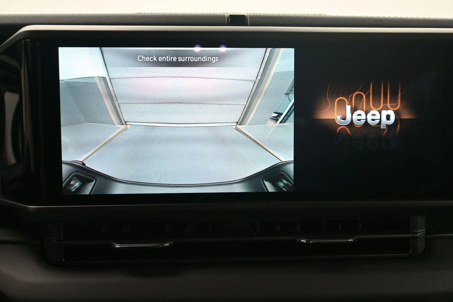 New 2026 Bright White Clear-Coat Exterior Paint Jeep Sahara image 27