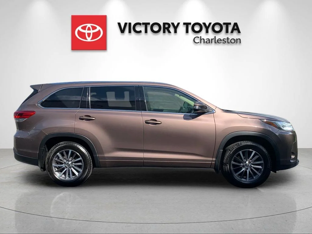 Used 2017 Brown Toyota XLE image 6
