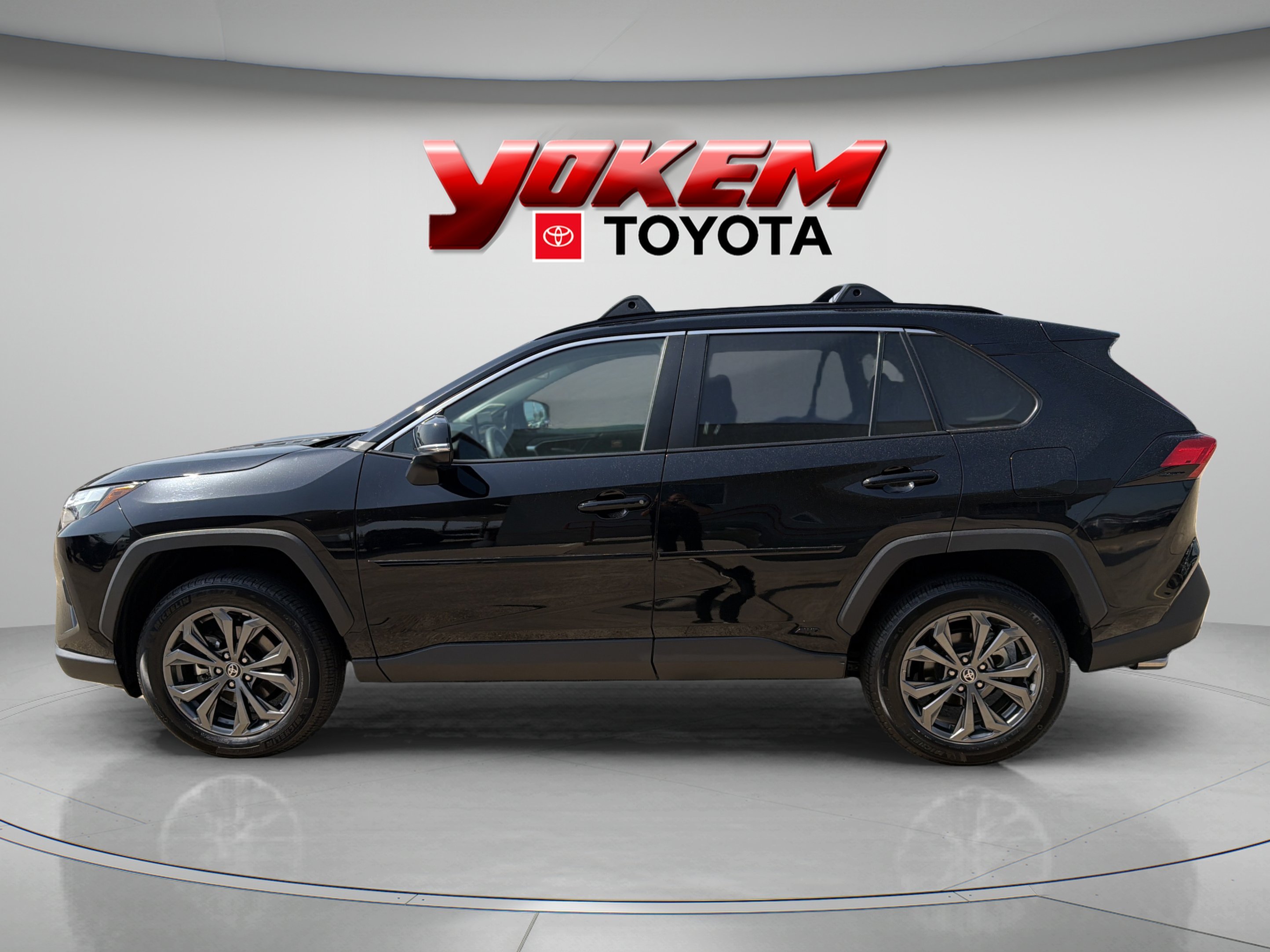 Certified Used 2025 Black Toyota Hybrid XLE Premium image 5