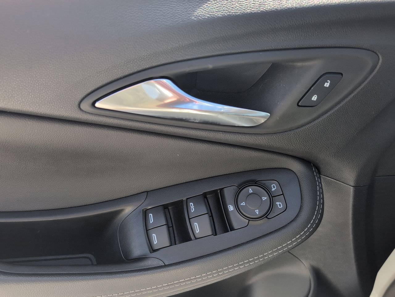 Used 2023 Summit White Buick Select image 21