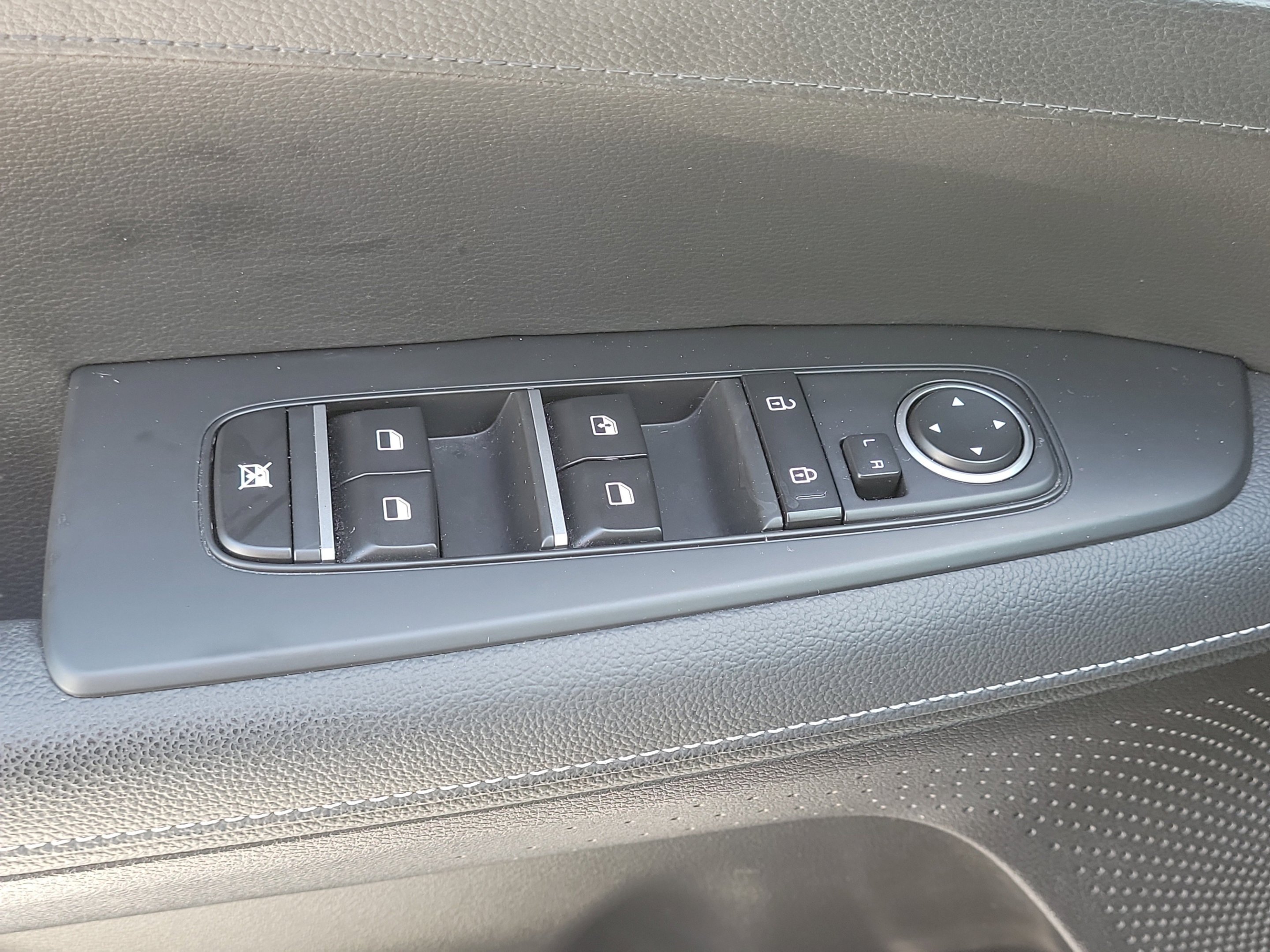 Used 2023 Snow White Pearl Kia GT-Line image 28