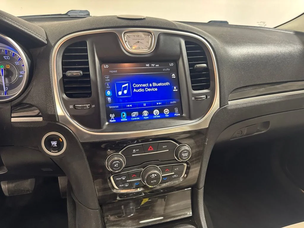 Used 2015 Velvet Chrysler Limited image 13