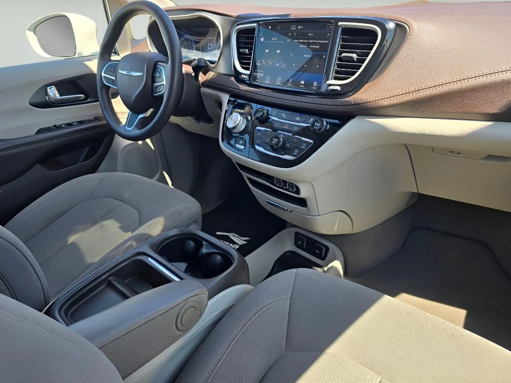 Used 2021 Bright White Clearcoat Chrysler Touring image 14