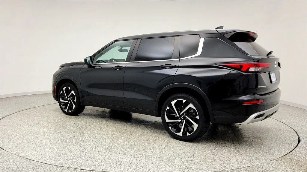 Used 2024 Black Diamond Mitsubishi SE image 7