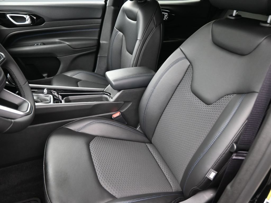 New 2026 Diamond Black Crystal Pearl-Coat Exterior Paint Jeep Latitude image 19