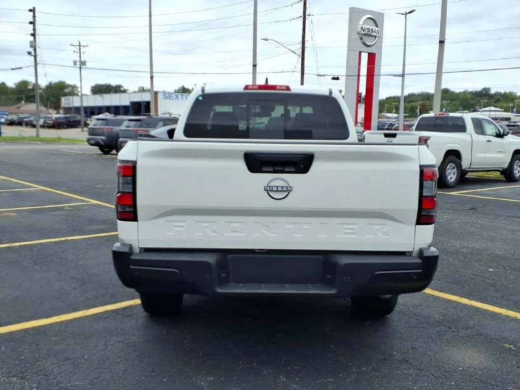 New 2027 Glacier White Nissan King Cab® S image 4