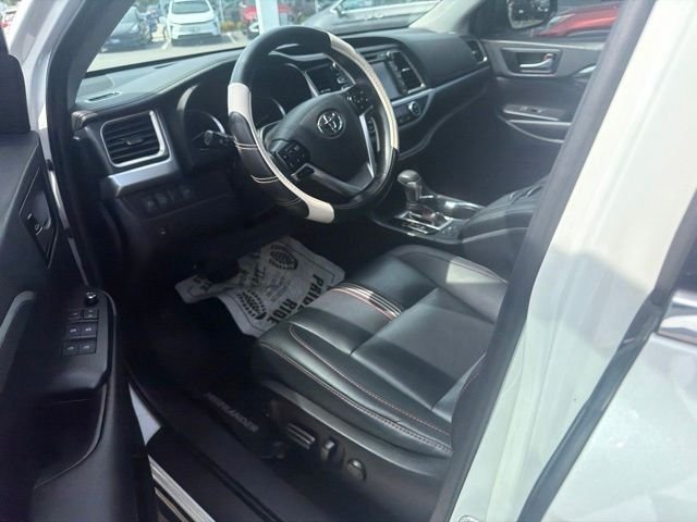 Used 2019 White Toyota SE image 6