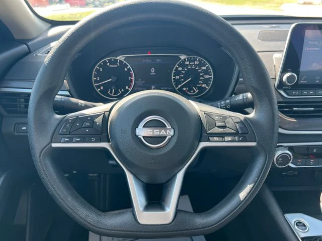 Used 2025 White Nissan 2.5 SV image 19