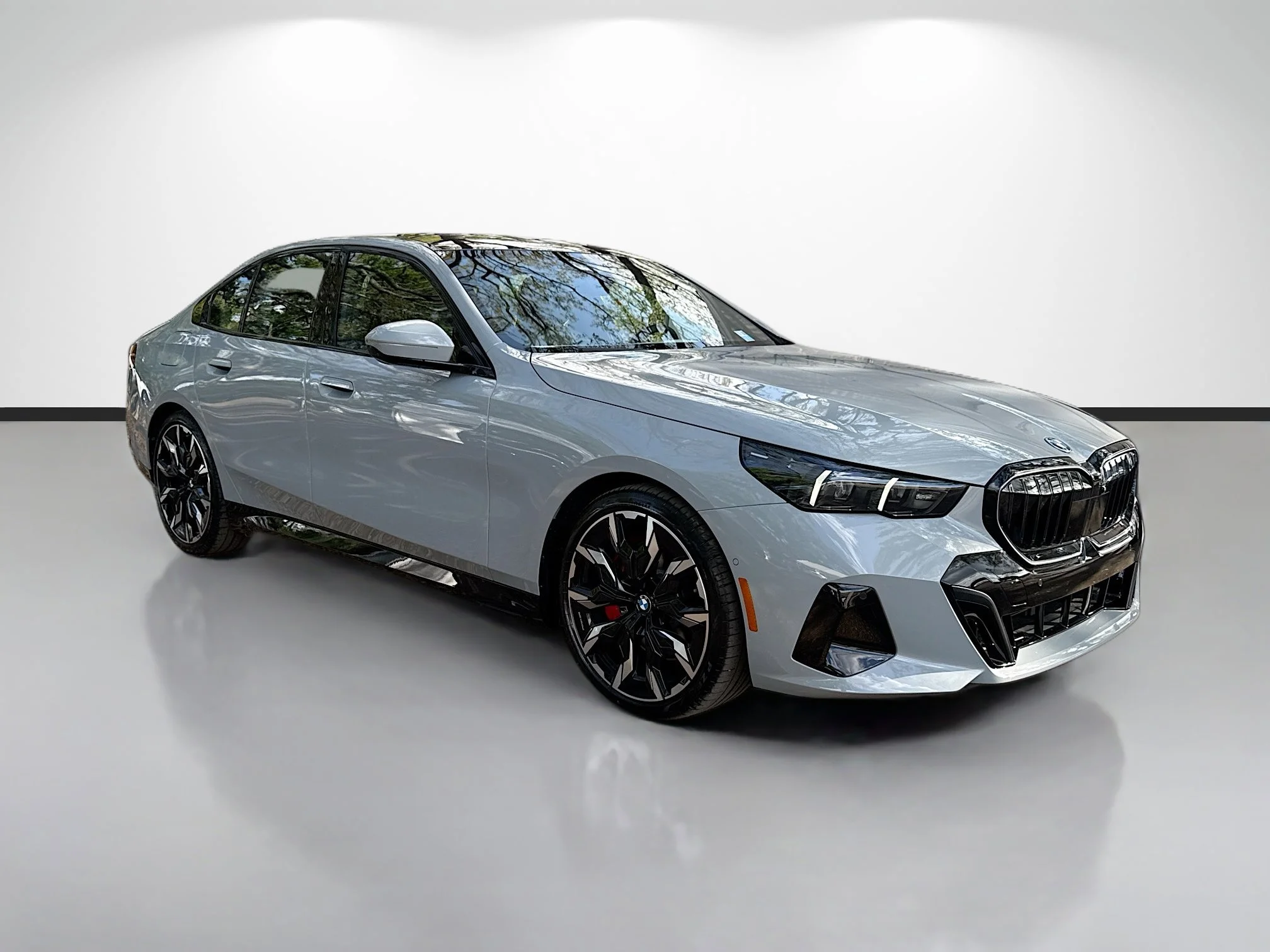 2026 BMW 5 Series 550e xDrive Sedan's photo