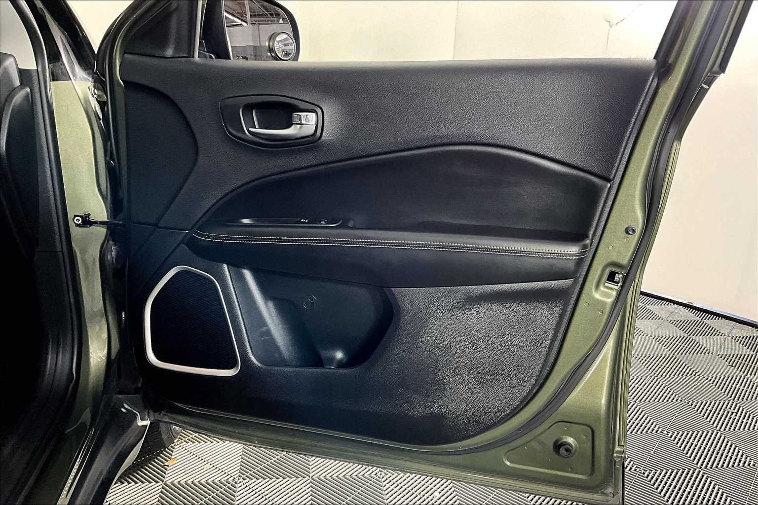 Used 2018 Olive Green Pearlcoat Jeep Latitude image 21
