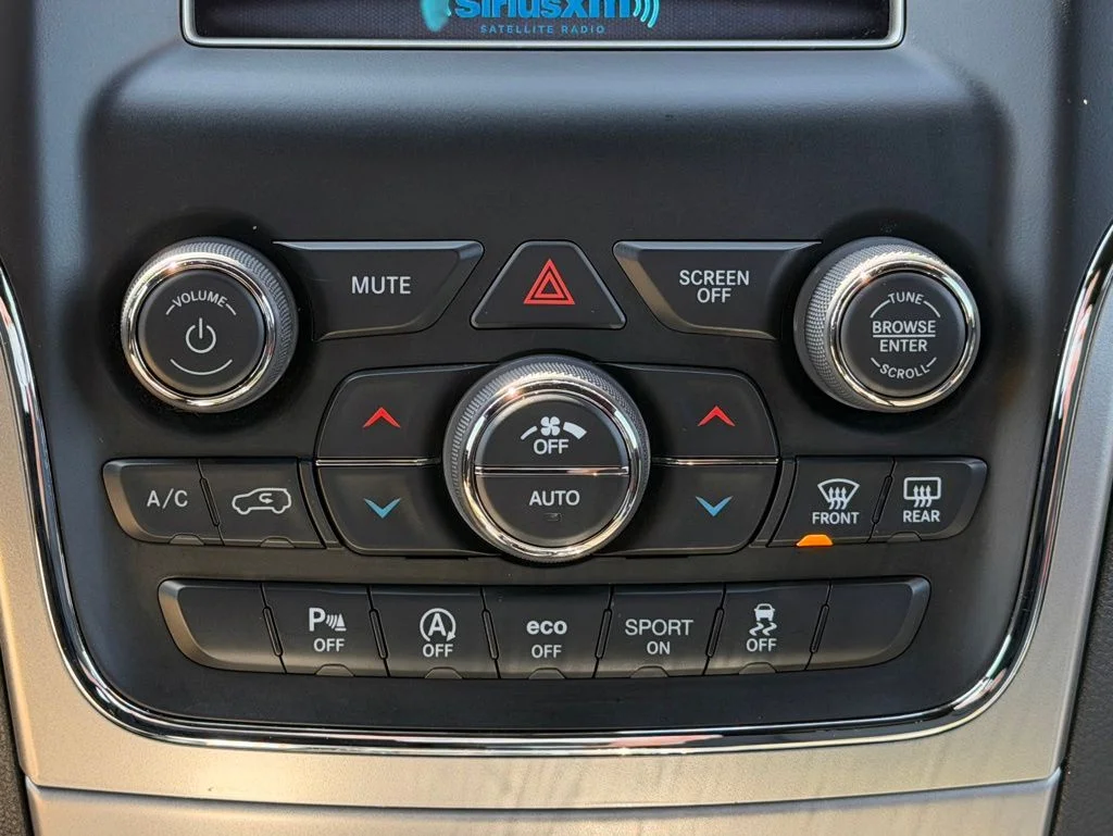 Used 2018 Silver Jeep Laredo E image 12