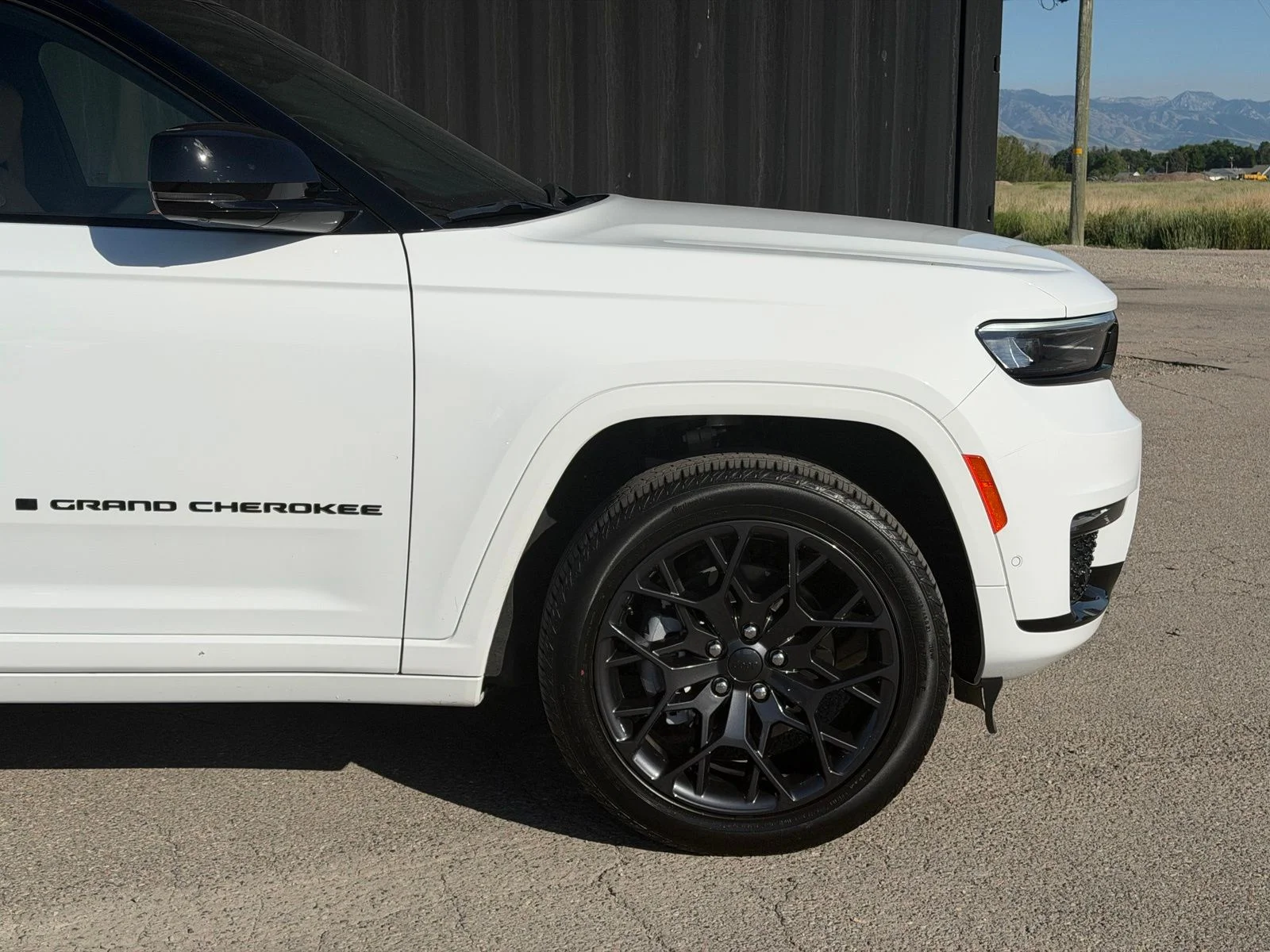 Used 2025 White Jeep Summit image 4