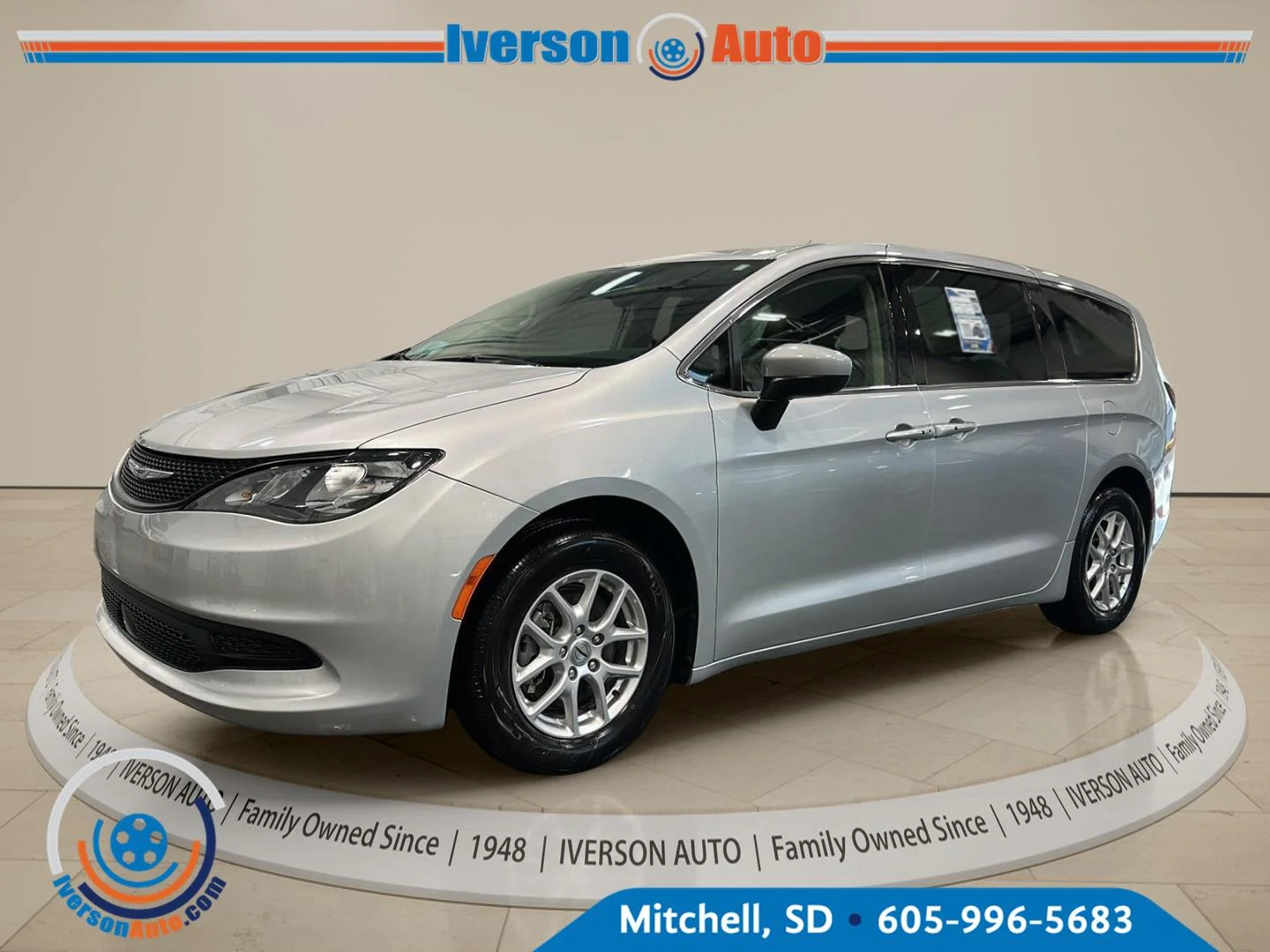 Used 2023 Silver Mist Clearcoat Chrysler LX image 3