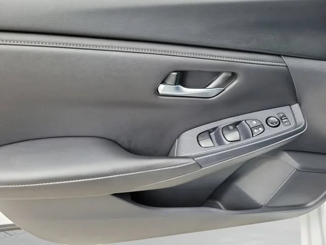 Used 2023  Nissan S image 18