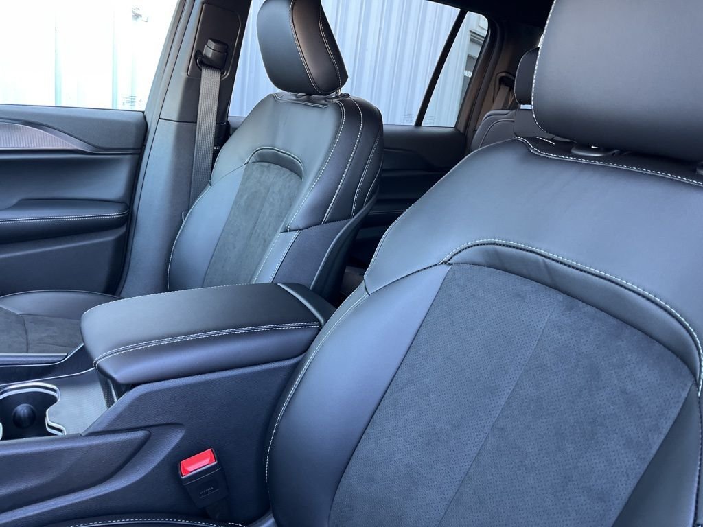 New 2025 Silver Zynith Exterior Paint Jeep Altitude X image 29